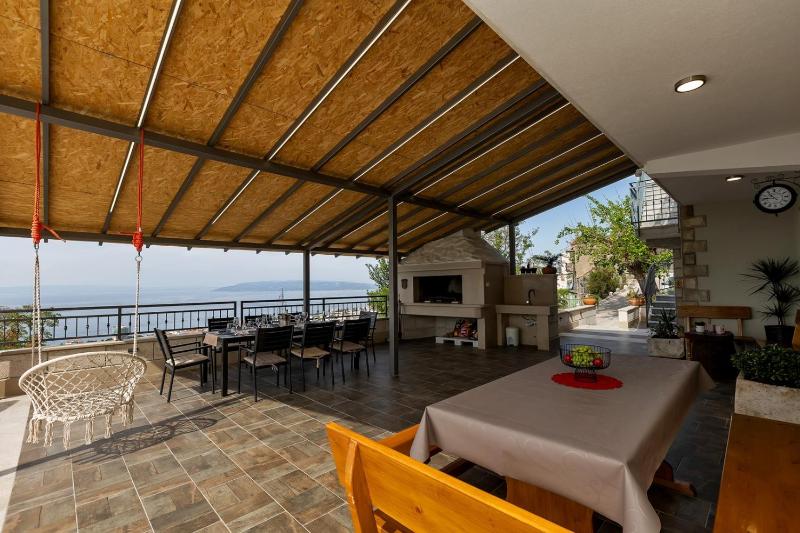 Villa Irena with heated pool and sea view - image 4