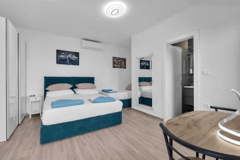 Villa Irena with heated pool and sea view - image 17