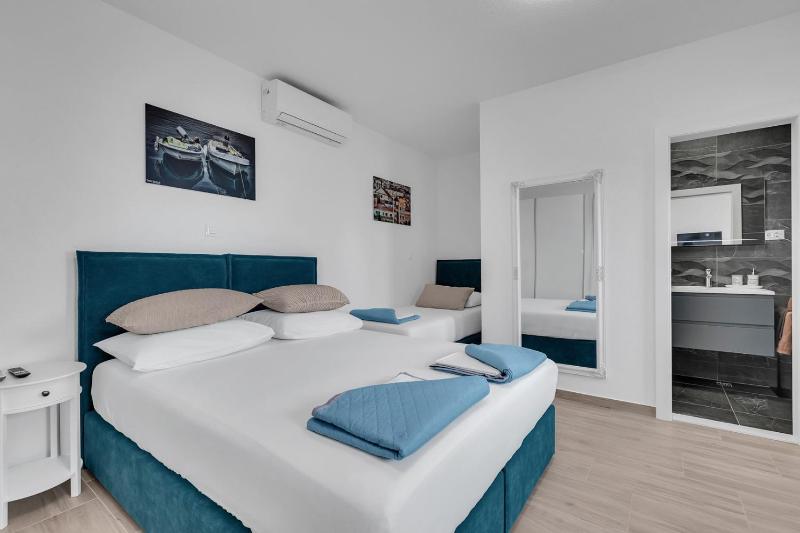 Villa Irena with heated pool and sea view - image 41