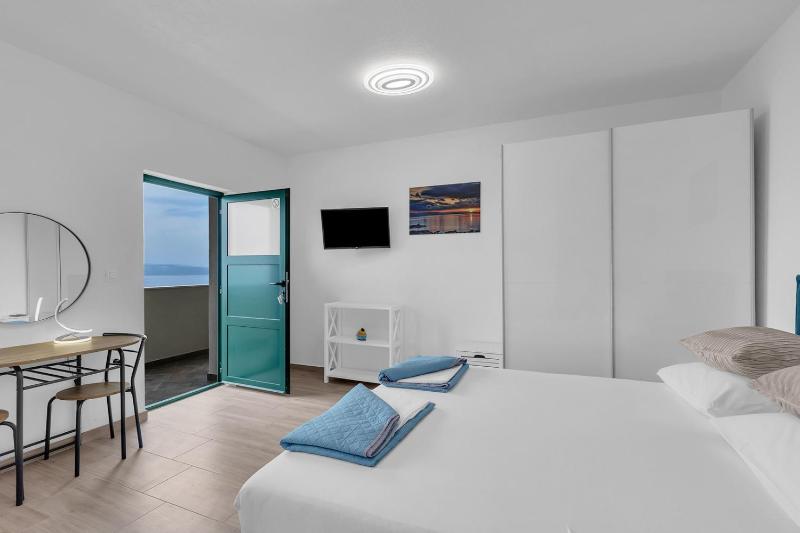 Villa Irena with heated pool and sea view - image 13