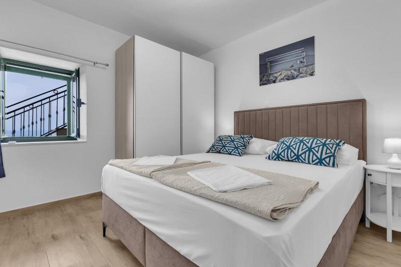 Villa Irena with heated pool and sea view - image 26