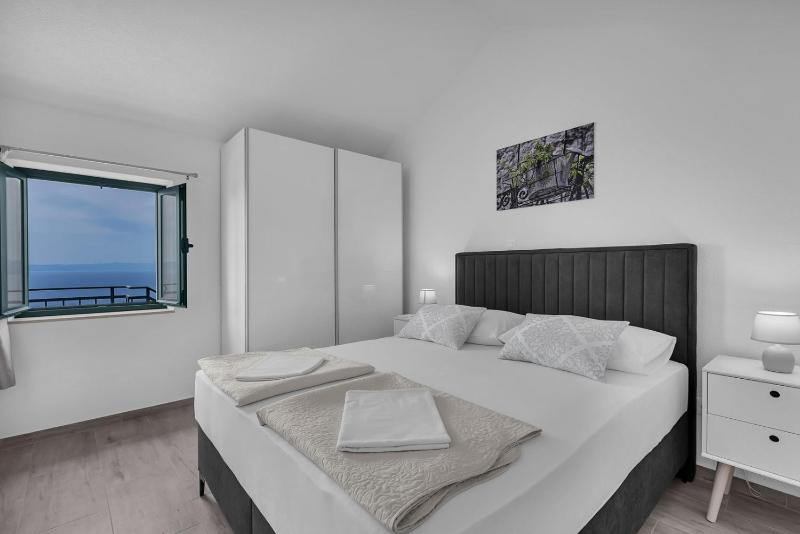Villa Irena with heated pool and sea view - image 29