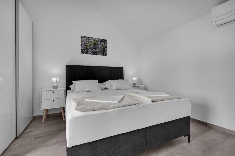 Villa Irena with heated pool and sea view - image 16