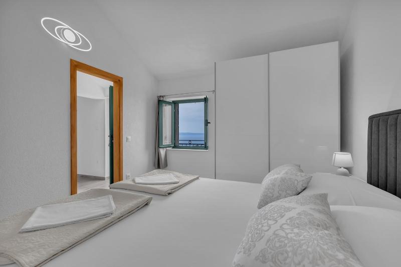 Villa Irena with heated pool and sea view - image 18