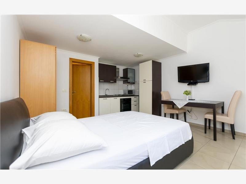 Studio Apartment with Sea View image 4