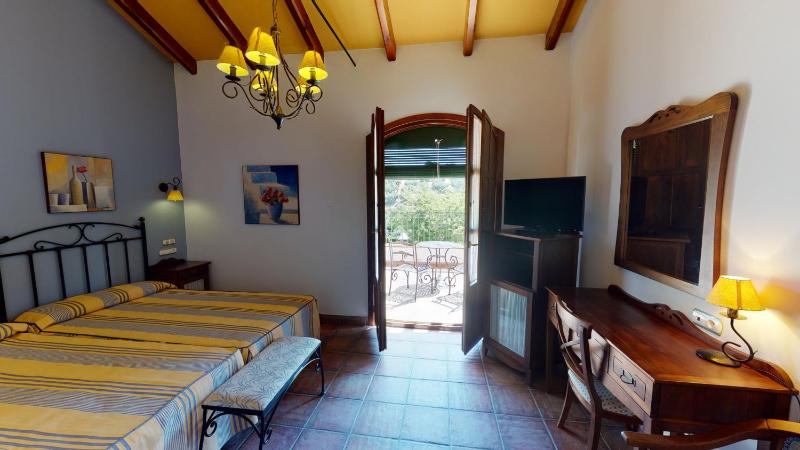 Double Room with Balcony image 3