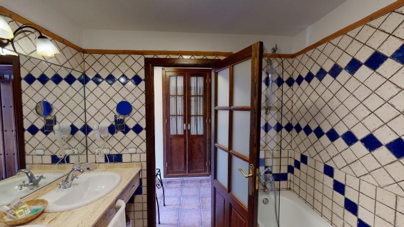 Double Room with Balcony image 2