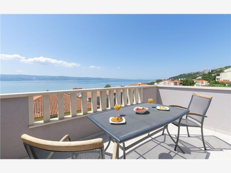 Apartment with Sea View image 1