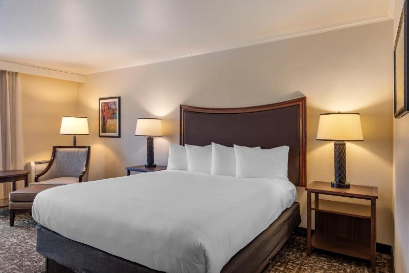 King Room with Balcony & Pool View image 2
