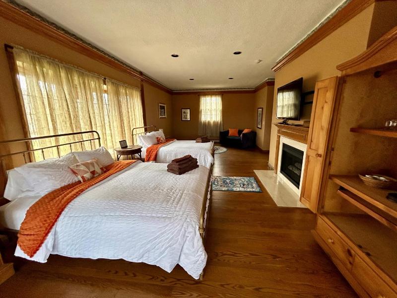 Deluxe Queen Room image 1