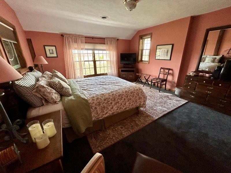 Queen Room image 4