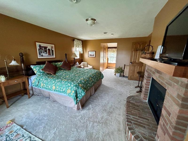 King Room with Balcony image 1