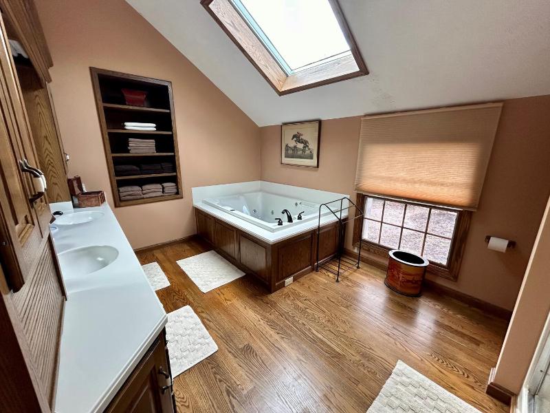 King Room with Spa Bath image 3