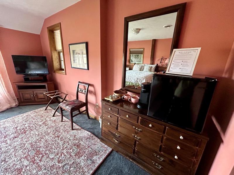 Queen Room image 3