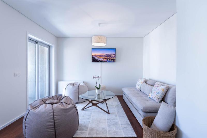 Cedofeita Sunny apartment with balcony & parking - image 12