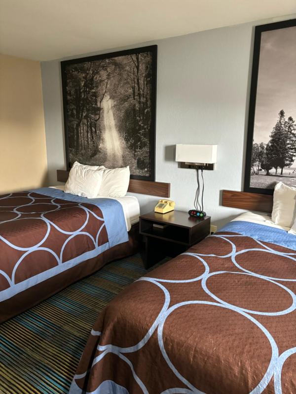 Queen Room with Two Queen Beds - Non-Smoking image 3
