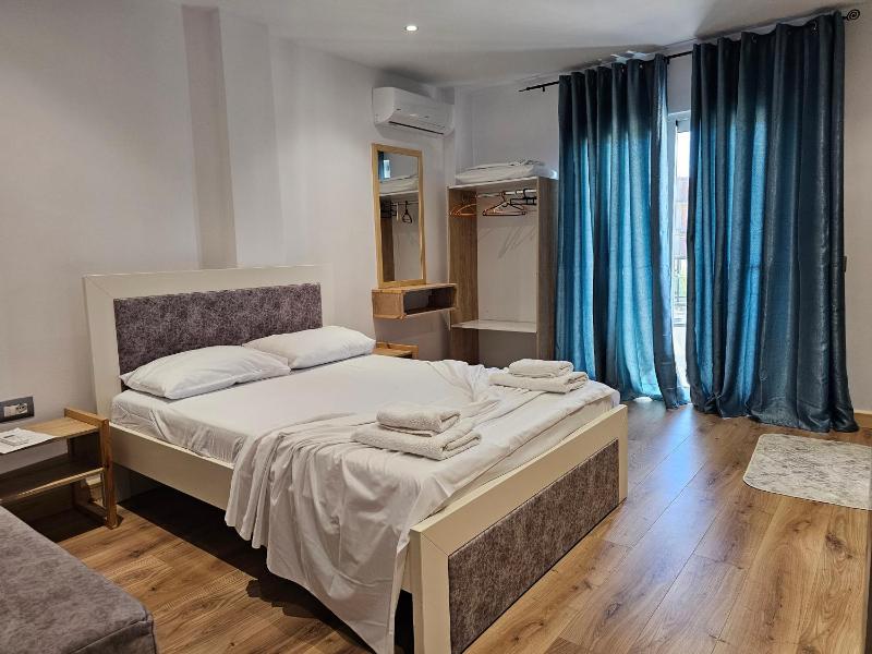 Deluxe Triple Room image 3