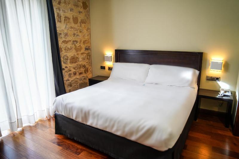 Double Room with Balcony image 1