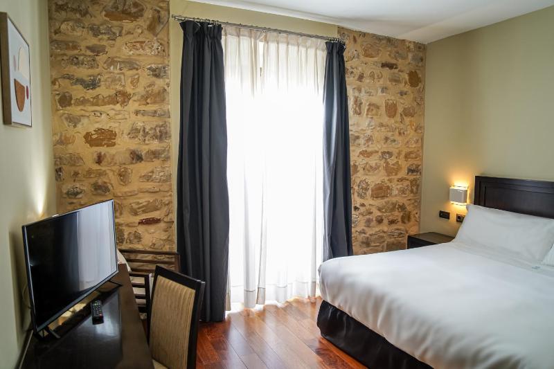 Double Room with Balcony image 4