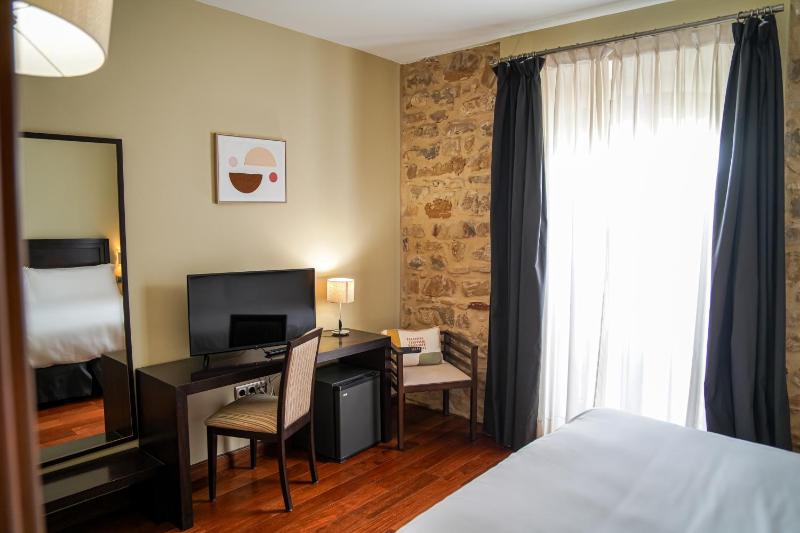 Double Room with Balcony image 3