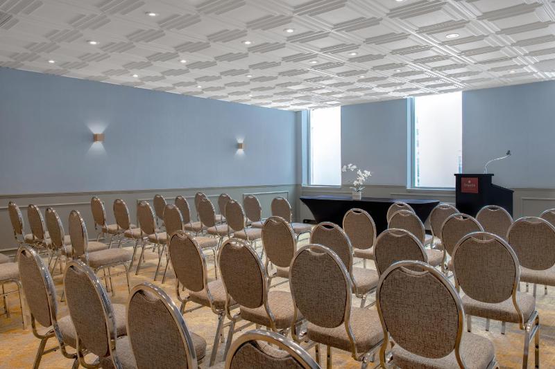 Ramada Plaza by Wyndham Calgary Downtown - image 11