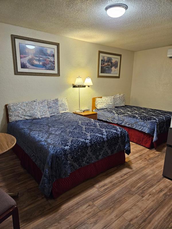 Queen Room with Two Queen Beds - Non-Smoking image 2