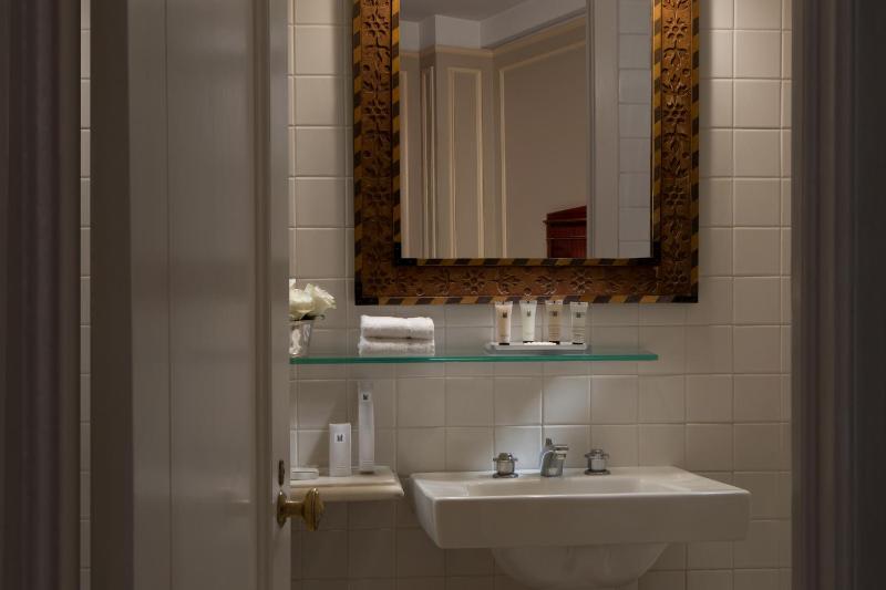 Deluxe King Room image 2