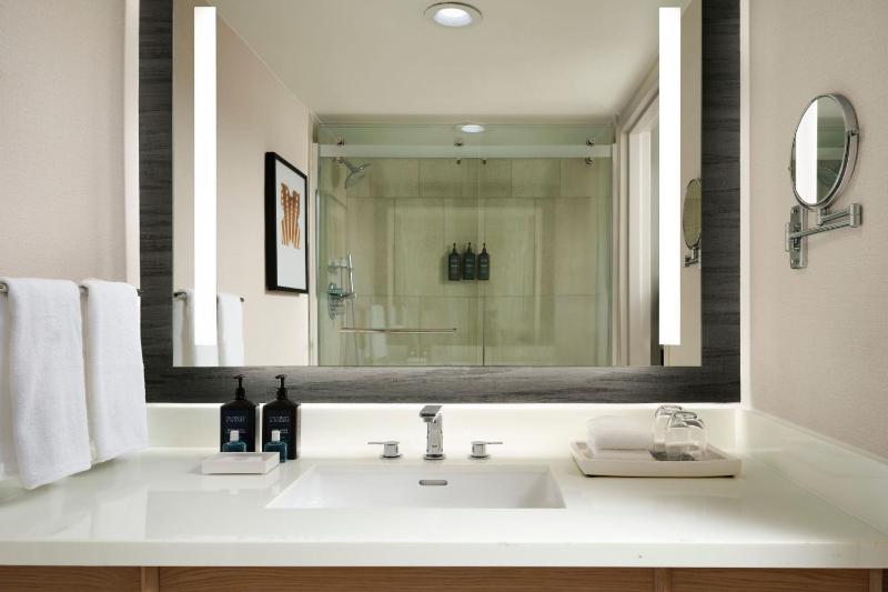Executive, Guest room, 1 King image 3