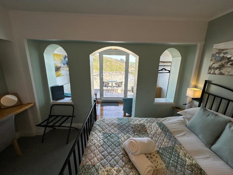 Helford Room, Deluxe Double, Balcony image 4