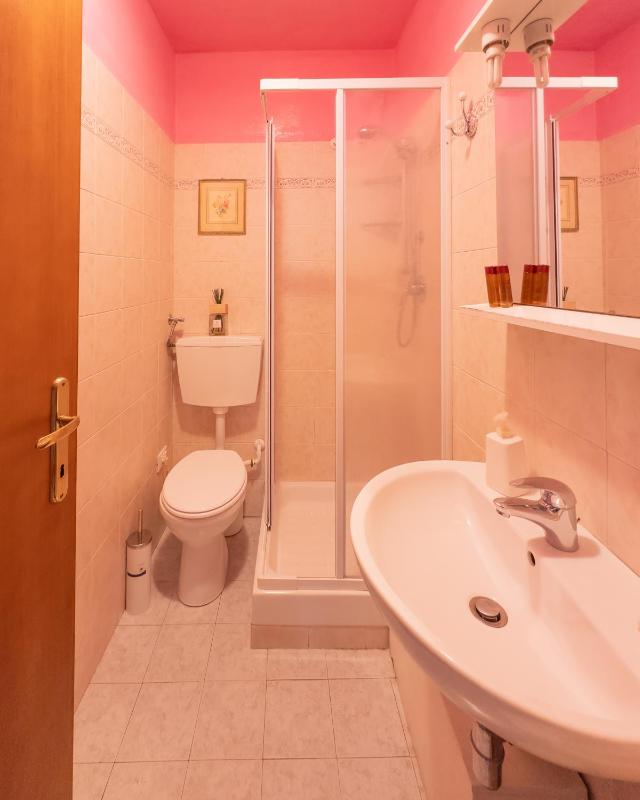Due connecting rooms with city view image 4