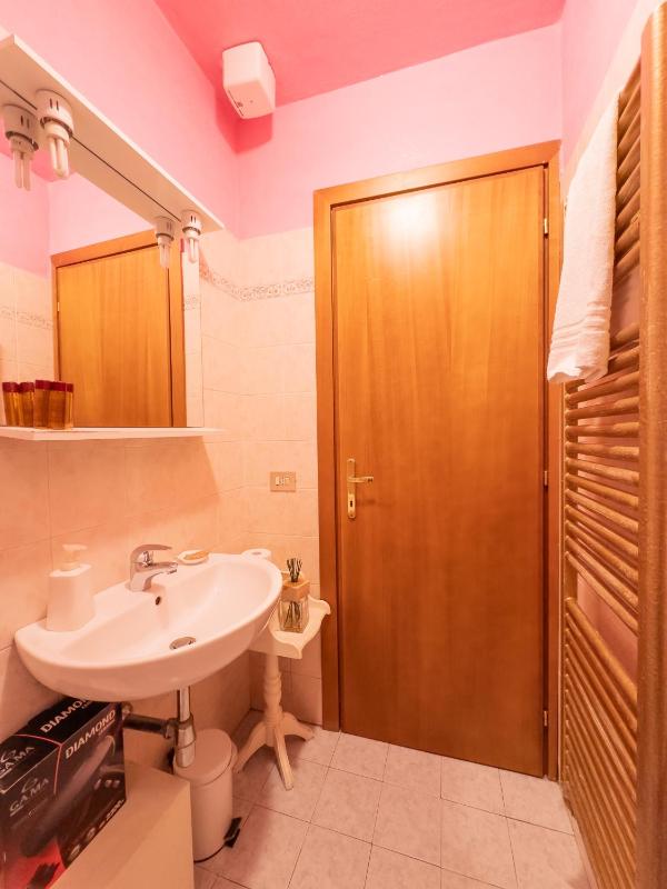 Twin Room with Private Bathroom image 2