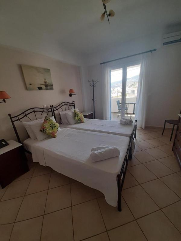 Twin Room image 3