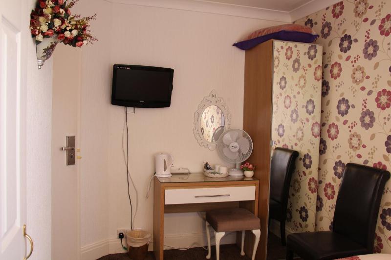Small Double Room image 3