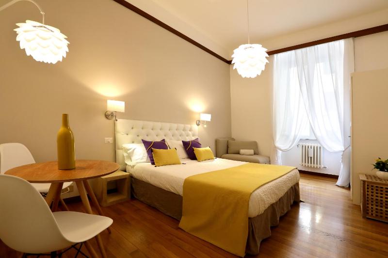 Standard King Room image 4