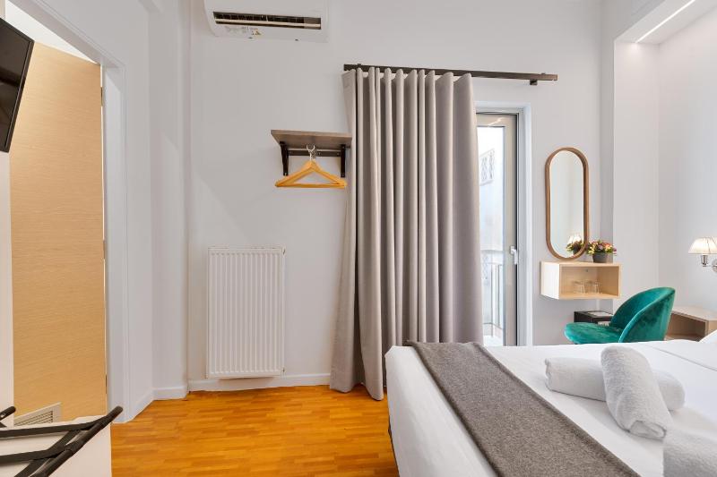 Small Double Room image 4