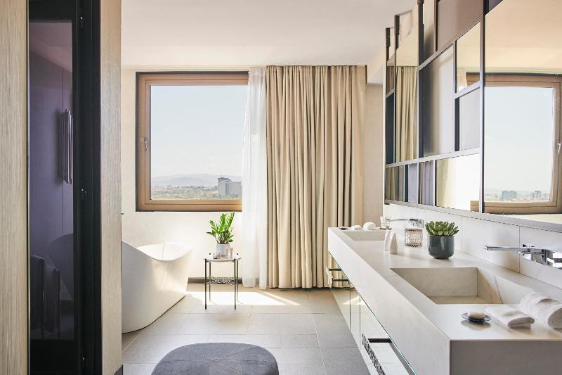 One-Bedroom Grand Suite image 2