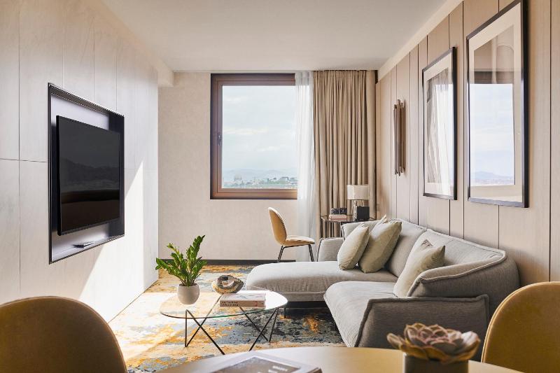 One-Bedroom Grand Suite image 4