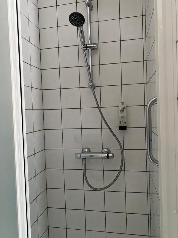 Twin Room image 4