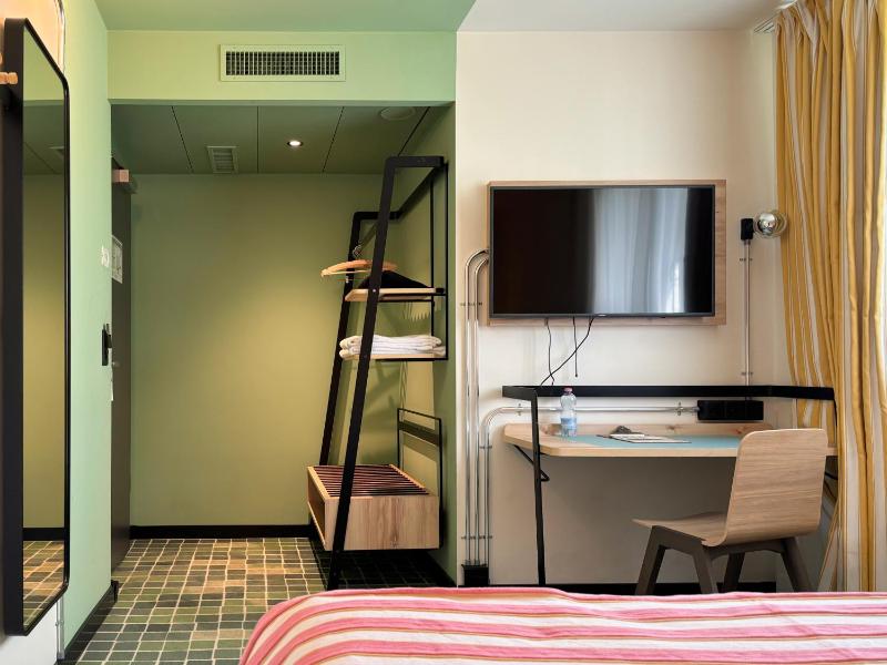Double Room image 3