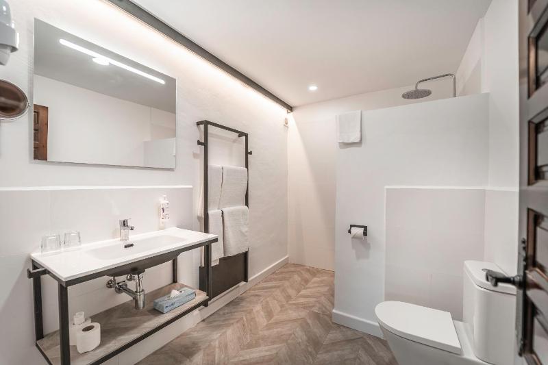 Superior Double Room image 4