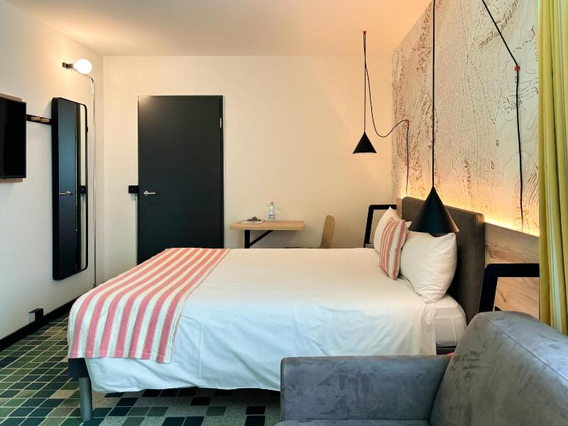 Deluxe Double Room image 3