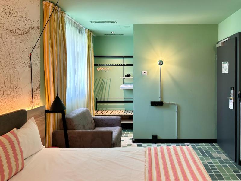 Deluxe Double Room image 4