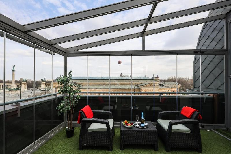 Luxury Suite with Hot Tub and View image 1