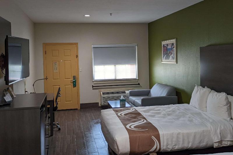 King Suite - Non-Smoking image 2