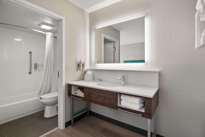 Suite with Two Queen Beds and Microwave/Fridge/Wet Bar image 3