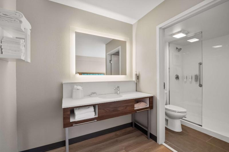 Room with Two Queen Beds and Microwave/Fridge - Non-Smoking image 2