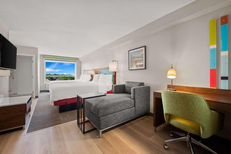 Room with Two Queen Beds and Microwave/Fridge - Non-Smoking image 4