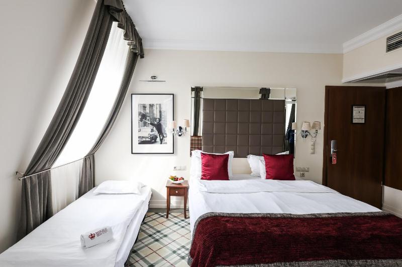 Double Room with Extra Bed image 3