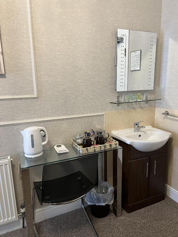Standard Double Room with Shared Bathroom image 3
