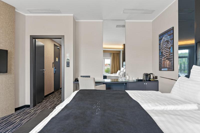 Standard Double Room image 4